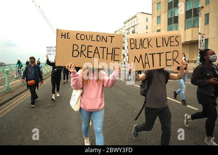 Brighton, Großbritannien, 03. Juni 2020, Black Lives Matters Protest, EIN marsch in Brighton, der sich für die Beendigung des Rassismus einsetzt, hält vor der Brighton Polizeistation an. In Solidarität mit den Kampagnen in den USA nach dem Tod von George Floyd in Polizeigewahrsam in Minnesota. Quelle: Rupert Rivett/Alamy Live News Stockfoto