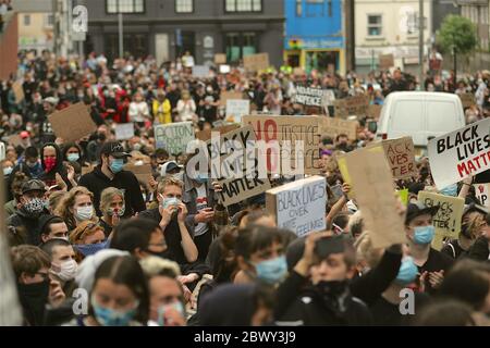 Brighton, Großbritannien, 03. Juni 2020, Black Lives Matters Protest, EIN marsch in Brighton, der sich für die Beendigung des Rassismus einsetzt, hält vor der Brighton Polizeistation an. In Solidarität mit den Kampagnen in den USA nach dem Tod von George Floyd in Polizeigewahrsam in Minnesota. Quelle: Rupert Rivett/Alamy Live News Stockfoto