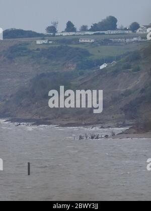 Minster on Sea, Kent, Großbritannien. Juni 2020. Ein Blick auf die Sheppey Cliffs in Richtung der Eastchurch Gap und Surf Crescent Area, aufgenommen von Minster on Sea. Ein langer Zauber von trockenem Wetter kombiniert mit starken nordöstlichen Winden und jüngsten außergewöhnlich hohen Gezeiten hat die Erosion der Klippen untergraben und beschleunigt. Quelle: James Bell/Alamy Live News Stockfoto