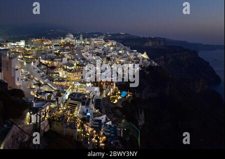 Fira: Dämmerung nach Sonnenuntergang über den weiß gewaschenen Häusern und Blick auf die Caldera. Stantorini. Griechenland Stockfoto