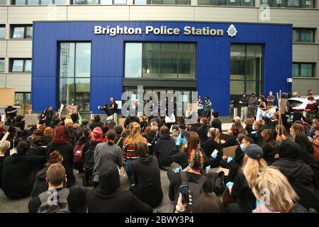 Brighton, Großbritannien, 03. Juni 2020, Black Lives Matters Protest, EIN marsch in Brighton, der sich für die Beendigung des Rassismus einsetzt, hält vor der Brighton Polizeistation an. In Solidarität mit den Kampagnen in den USA nach dem Tod von George Floyd in Polizeigewahrsam in Minnesota. Quelle: Rupert Rivett/Alamy Live News Stockfoto