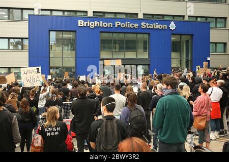 Brighton, Großbritannien, 03. Juni 2020, Black Lives Matters Protest, EIN marsch in Brighton, der sich für die Beendigung des Rassismus einsetzt, hält vor der Brighton Polizeistation an. In Solidarität mit den Kampagnen in den USA nach dem Tod von George Floyd in Polizeigewahrsam in Minnesota. Quelle: Rupert Rivett/Alamy Live News Stockfoto