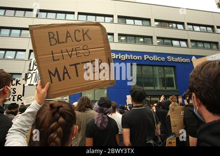 Brighton, Großbritannien, 03. Juni 2020, Black Lives Matters Protest, EIN marsch in Brighton, der sich für die Beendigung des Rassismus einsetzt, hält vor der Brighton Polizeistation an. In Solidarität mit den Kampagnen in den USA nach dem Tod von George Floyd in Polizeigewahrsam in Minnesota. Quelle: Rupert Rivett/Alamy Live News Stockfoto