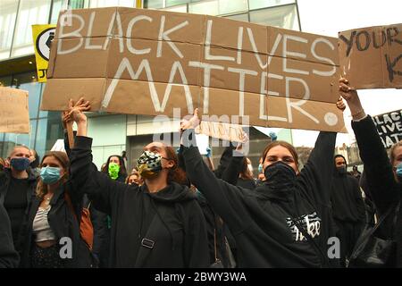 Brighton, Großbritannien, 03. Juni 2020, Black Lives Matters Protest, EIN marsch in Brighton, der sich für die Beendigung des Rassismus einsetzt, hält vor der Brighton Polizeistation an. In Solidarität mit den Kampagnen in den USA nach dem Tod von George Floyd in Polizeigewahrsam in Minnesota. Quelle: Rupert Rivett/Alamy Live News Stockfoto