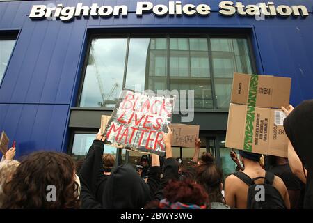 Brighton, Großbritannien, 03. Juni 2020, Black Lives Matters Protest, EIN marsch in Brighton, der sich für die Beendigung des Rassismus einsetzt, hält vor der Brighton Polizeistation an. In Solidarität mit den Kampagnen in den USA nach dem Tod von George Floyd in Polizeigewahrsam in Minnesota. Quelle: Rupert Rivett/Alamy Live News Stockfoto