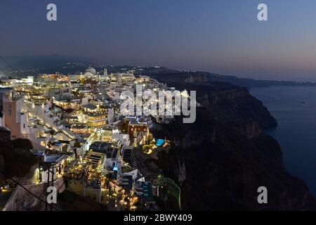 Fira: Dämmerung nach Sonnenuntergang über den weiß gewaschenen Häusern und Blick auf die Caldera. Stantorini. Griechenland Stockfoto