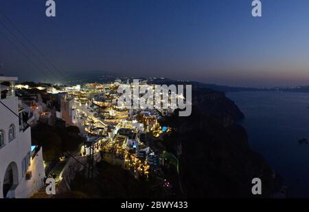 Fira: Dämmerung nach Sonnenuntergang über den weiß gewaschenen Häusern und Blick auf die Caldera. Stantorini. Griechenland Stockfoto