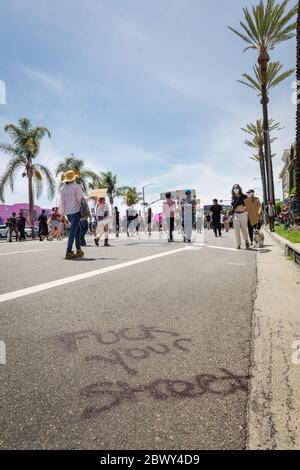 Graffiti auf der 3. Straße von Black Lives Matter protestieren gegen die Ermordung von George Floyd: Fairfax District, Los Angeles, CA, USA - 30. Mai 2020 Stockfoto