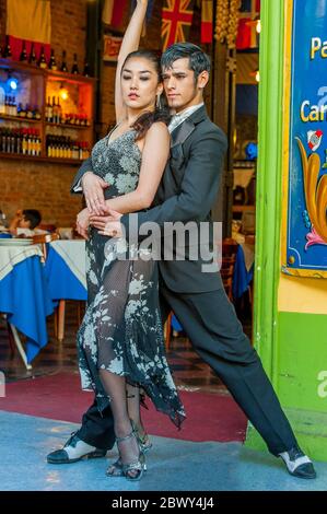 Junge Leute aus einer Tango-Schule tanzen den Tango in einem Gehsteig Restaurant in La Boca, einem Viertel von Buenos Aires, das eine große touristische Attractio ist Stockfoto