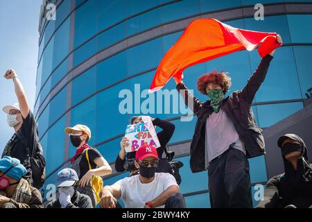 Demonstranten auf einem Bus bei einem Black Lives Matter Protest gegen die Ermordung von George Floyd: Fairfax District, Los Angeles, CA, USA, 30. Mai 2020 Stockfoto
