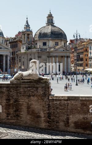 ROM, ITALIEN - 20. JULI 2013: Antike Sphinx-Statue auf der Piazza del Popolo in Rom Stockfoto