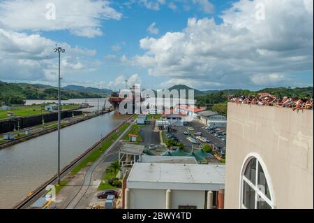 Ein Containerschiff fährt durch den Panamakanal und die Schleusen von Miraflores in der Nähe von Panama City, Panama. Stockfoto