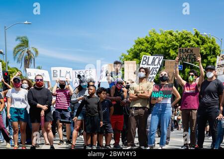 Protestgruppe bei Black Lives Matter Protest gegen die Ermordung von George Floyd: Fairfax District, Los Angeles, CA, USA - 30. Mai 2020 Stockfoto