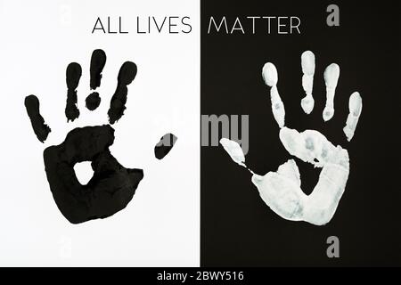 Schwarz-weiße Palmdrucke Hintergrund Inschrift All Lives Matter. Gleichheitszeichen. Kein Rassismus-Konzept. Stockfoto