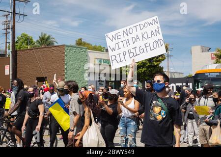 Maskierter Mann, der ein Schild bei Black Lives Matter hält, protestiert gegen die Ermordung von George Floyd: Fairfax District, Los Angeles, CA, USA - 30. Mai 2020 Stockfoto