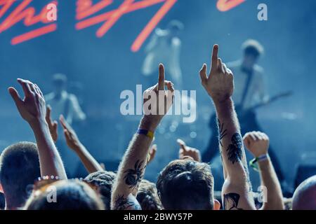 ZAGREB, KROATIEN - 24. Juni 2019 : Musikfans jubeln beim Konzert während des 14. INmusic Open Air Festivals. Stockfoto