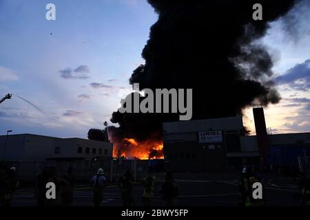 Diez, Deutschland. Juni 2020. Feuerwehrleute löschen einen Großbrand von Drehleitern. In einem Gewerbegebiet im Rhein-Lahn-Kreis brennt ein Unternehmen im Industriegebiet, das Papierrohstoffe verarbeitet. Kredit: Hasan Bratic/dpa/Alamy Live News Stockfoto