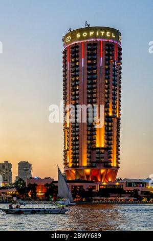 Nile Taxi Fahrt vorbei am beleuchteten Sofitel Hotel am Ufer des Nils in Zamalek Downtown Kairo Stockfoto