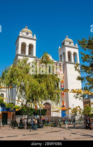 Die Metropolitan-Kathedrale des Heiligen Erlösers in der Hauptstadt San Salvador ist die Hauptkirche der römisch-katholischen Erzdiözese San Sal Stockfoto