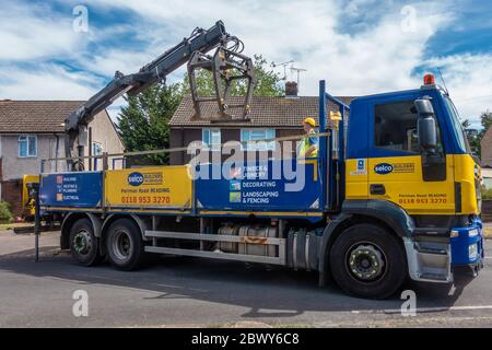 Ein SELCO Bauunternehmer Lieferwagen liefert eine Tüte Kies zu einem Haus. Stockfoto