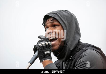 Schauspieler John Boyega hält eine leidenschaftliche Rede vor einer großen Menschenmenge, die im Hyde Park im Rahmen des britischen Protestes der Black Lives Matter versammelt ist. London, Großbritannien Stockfoto