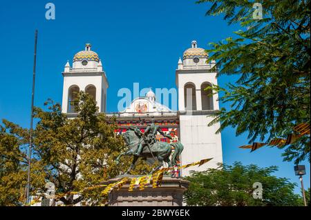 Die Metropolitan-Kathedrale des Heiligen Erlösers in der Hauptstadt San Salvador ist die Hauptkirche der römisch-katholischen Erzdiözese San Sal Stockfoto