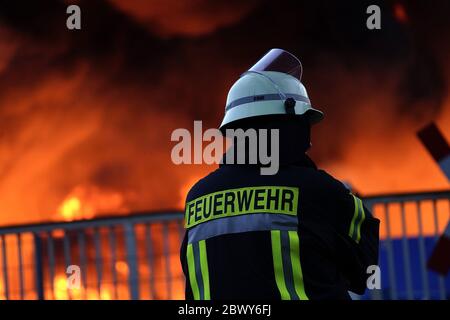 Diez, Deutschland. Juni 2020. Feuerwehr löscht einen Großbrand. In einem Gewerbegebiet im Rhein-Lahn-Kreis brennt ein Unternehmen im Industriegebiet, das Papierrohstoffe verarbeitet. Kredit: Hasan Bratic/dpa/Alamy Live News Stockfoto