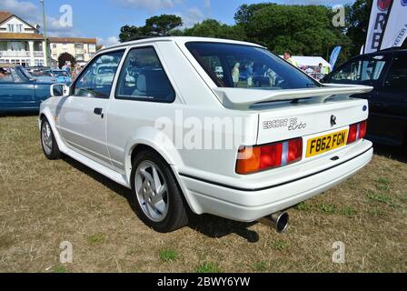 Ein Ford Escort Mk3 RS Turbo aus dem Jahr 1988 stand auf der Oldtimer-Ausstellung der englischen Riviera in Paignton, Devon, England, Großbritannien. Stockfoto