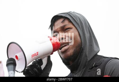 Der Schauspieler John Boyega hält eine leidenschaftliche Rede vor einer großen Menge, die im Hyde Park im Rahmen des Black Lives Matter UK-Protests versammelt ist Stockfoto