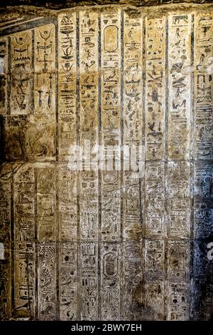 Hieroglyphen an der Wand der geraden Steintreppe, die vom Dach des Tempels von Hathor herabsteigt, imitieren einen Vogel, der vom Himmel herabsteigt Stockfoto