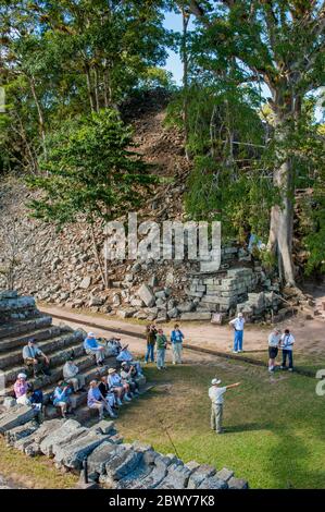 Eine Reisegruppe am East Court (Patio Los Jaguares) an der archäologischen Stätte der Maya (UNESCO Weltkulturerbe) in Copan, Honduras. Stockfoto