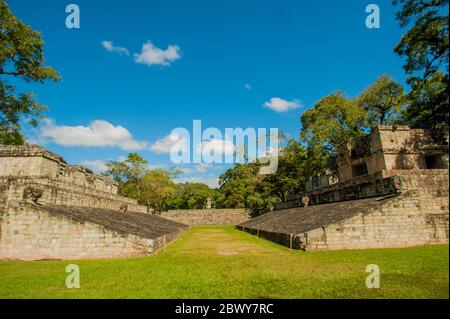 Der Ball Court auf dem Great Plaza an der archäologischen Stätte der Maya (UNESCO Weltkulturerbe) in Copan, Honduras. Stockfoto