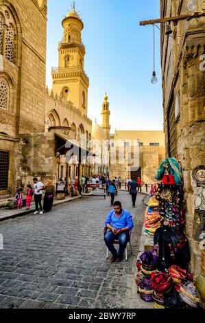 Das Minarett des Qalawun-Komplexes erhebt sich über der Al-Muizz-Straße im Herzen des islamischen Kairo Stockfoto