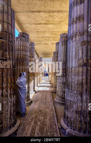 Säulengang in der breiten Hypotyse Halle. Der 40 Säulengang ist ‘Bundle-Säulen’, gerippt, um einem Bündel von Palmen oder Papyrus-Stielen zu ähneln Stockfoto