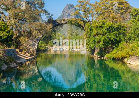 Die Fuli-Brücke am Yulong-Fluss in Yangshuo, Guilin, China Stockfoto