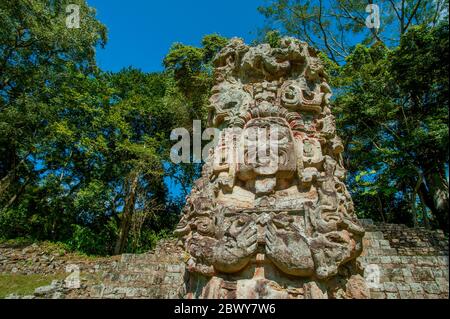 Stelae D auf dem Great Plaza an der archäologischen Stätte der Maya (UNESCO-Weltkulturerbe) in Copan, Honduras. Stockfoto