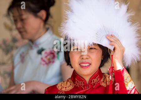 Saint John, New Brunswick, Kanada - 16. Juni 2018: Saint John International Culture Fest. Eine asiatische Frau mit einem weißen Federfächer. Stockfoto