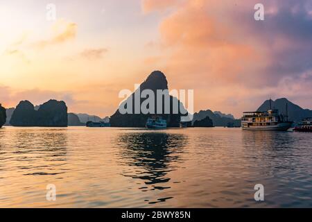 Fantastischer Sonnenuntergang über ha Long Bay, Vietnam Stockfoto
