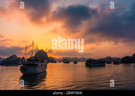 Fantastischer Sonnenuntergang über ha Long Bay, Vietnam Stockfoto