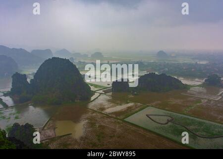 Landschaft von Tam CoC bei starkem Regen, Vietnam Stockfoto