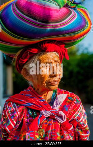 Porträt einer alten Maya-Frau in traditioneller Kleidung in der Stadt Panajachel am Atitlan-See im südwestlichen guatemaltekischen Hochland, Guatemala. Stockfoto