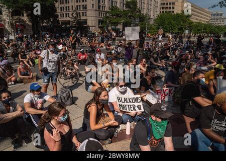 Washington, Usa. Juni 2020. Am Mittwoch, den 3. Juni 2020, versammeln sich die Demonstranten friedlich vor dem Trump Hotel in Washington, DC. Aktivisten trotzten landesweit in einigen der größeren Städte am späten Montag und frühen Dienstag, nur wenige Stunden nachdem Präsident Donald Trump gedroht hatte, das US-Militär in Städte zu schicken, die die gewalttätigen Demonstrationen nicht kontrollieren. Foto von Ken Cedeno/UPI Quelle: UPI/Alamy Live News Stockfoto