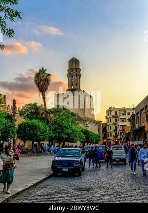 Das massive Aufsehen des Minaretts der El Hakim Moschee erhebt sich über den Außenmauern der Stadt am südlichen Ende der Al-Muizz Straße im islamischen Kairo Stockfoto