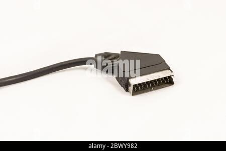 Scart-AV-Kabel auf weißem Hintergrund Stockfoto