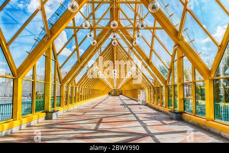 Spaziergang innerhalb Puschkinsky Fußgängerzone überdachte Brücke in der Nähe Gorki Park im Zentrum von Moskau, Russland Stockfoto