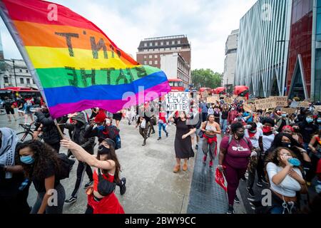 London, Großbritannien: 3. Juni 2020: Schwarze Leben sind wichtig Protestierende mit Schildern, die von Westminster aus am Bahnhof Victoria vorbeigehen Stockfoto