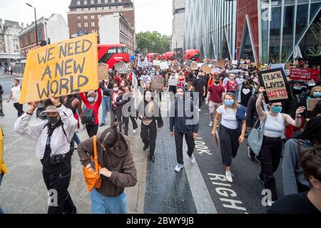 London, Großbritannien: 3. Juni 2020: Schwarze Leben sind wichtig Protestierende mit Schildern, die von Westminster aus am Bahnhof Victoria vorbeigehen Stockfoto