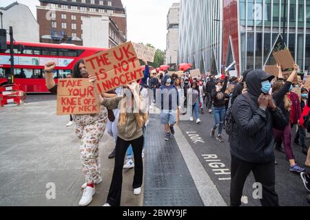 London, Großbritannien: 3. Juni 2020: Schwarze Leben sind wichtig Protestierende mit Schildern, die von Westminster aus am Bahnhof Victoria vorbeigehen Stockfoto