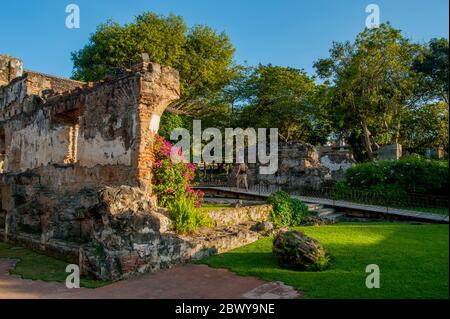 Die Ruinen eines ehemaligen Klosters an der Museumspromenade der Casa Santo Domingo in der Stadt Antigua im Hochland von Guatemala. Stockfoto