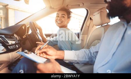 Mädchen Fahren Auto Sitzen Mit Instruktor Während Der Fahrt, Panorama, Cropped Stockfoto